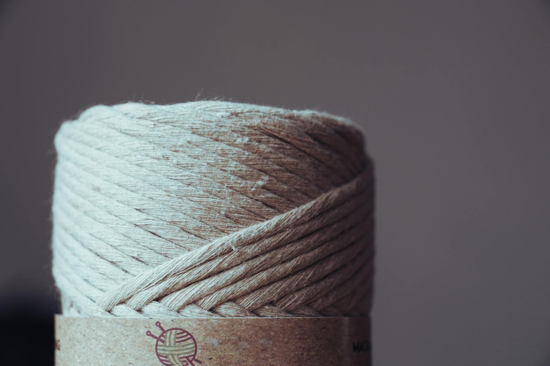 Zero waste w szydełkowaniu: dywaniki i koszyki z bawełnianych pasków Beżowy motek sznurka bawełnianego do szydełkowania zero waste